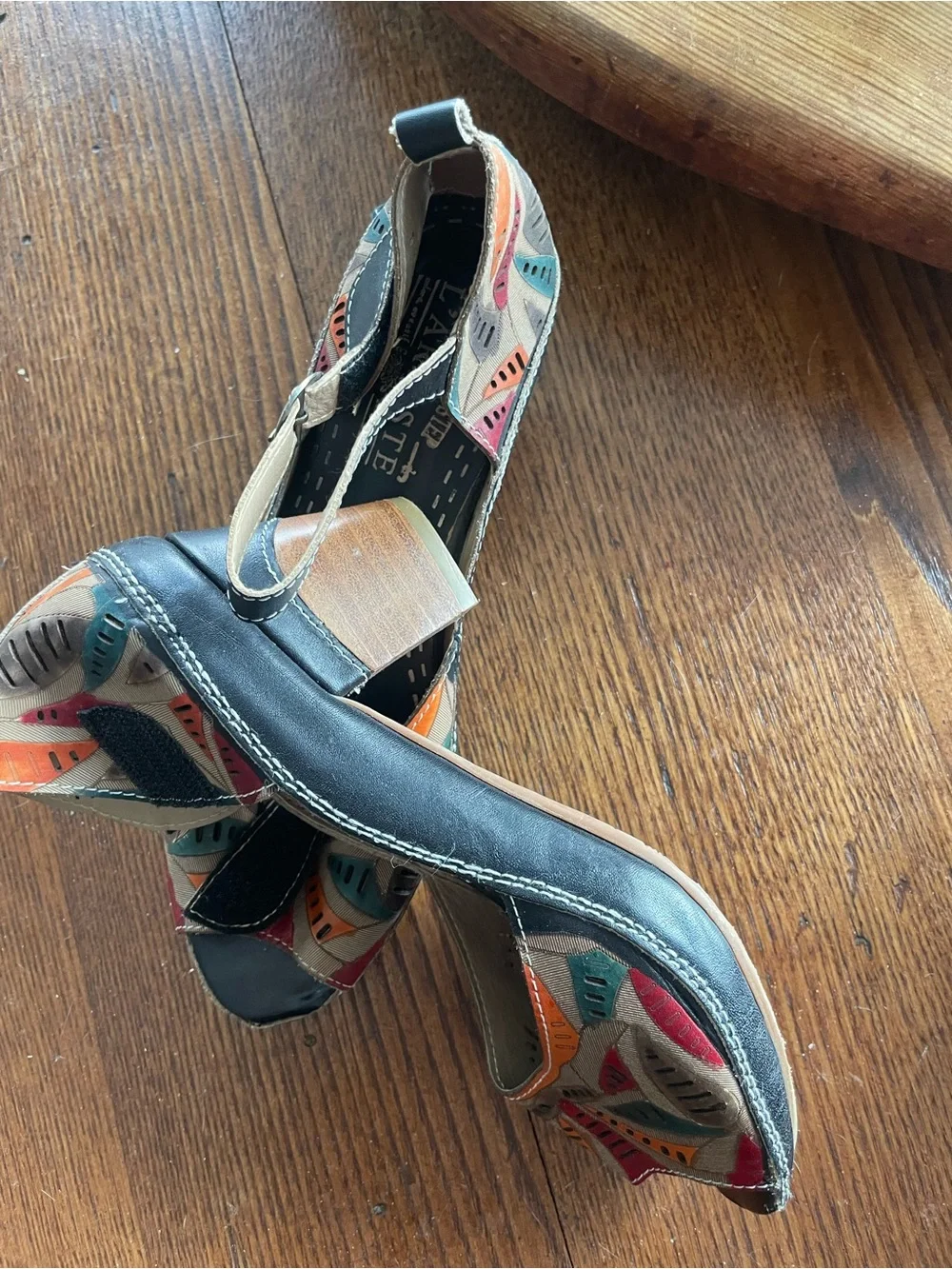 L'Artiste Multicolor Leather T-Strap Sandals with Cutout Design-Like New-38
